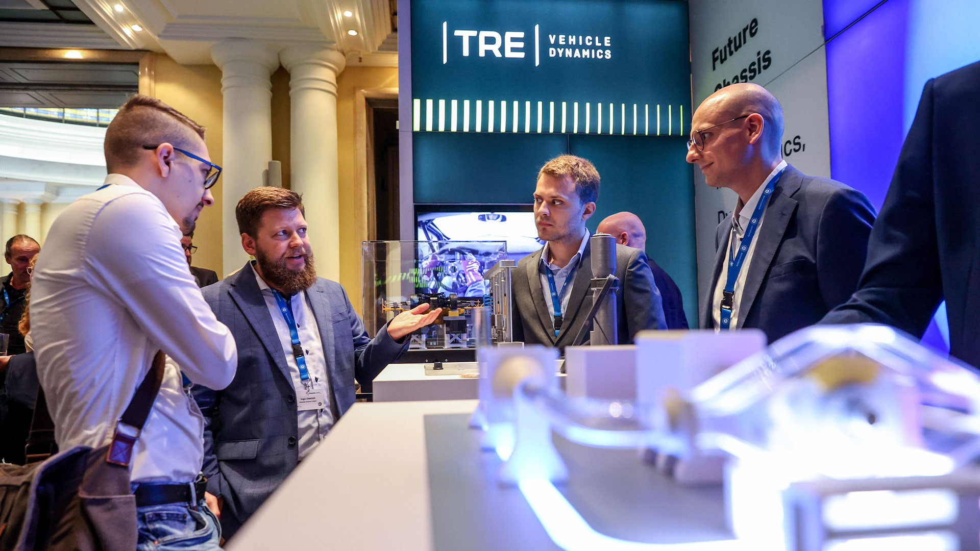 Vier Herren im Gespräch am Ausstellungsstand von TRE.