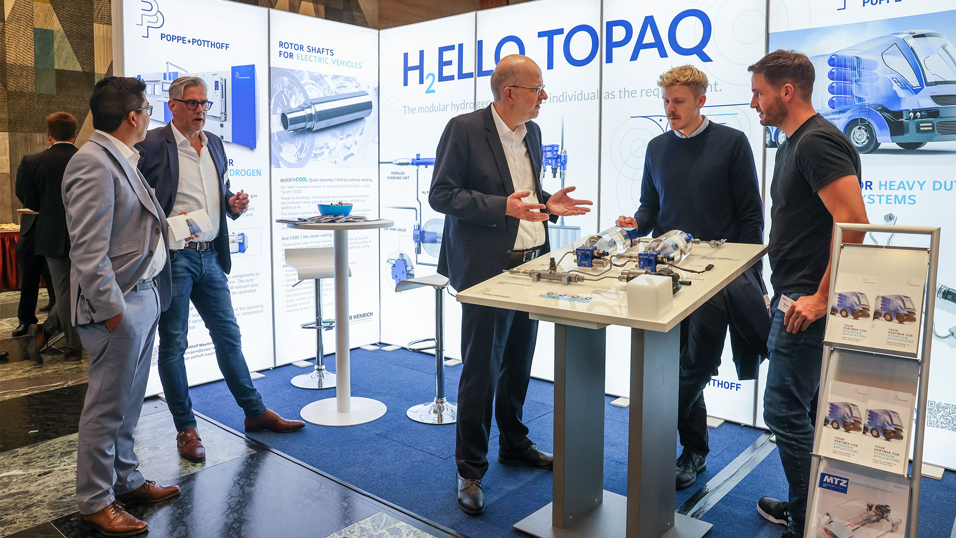 Mehrere Herren im Gespräch am Ausstellungsstand von Poppe+Potthoff