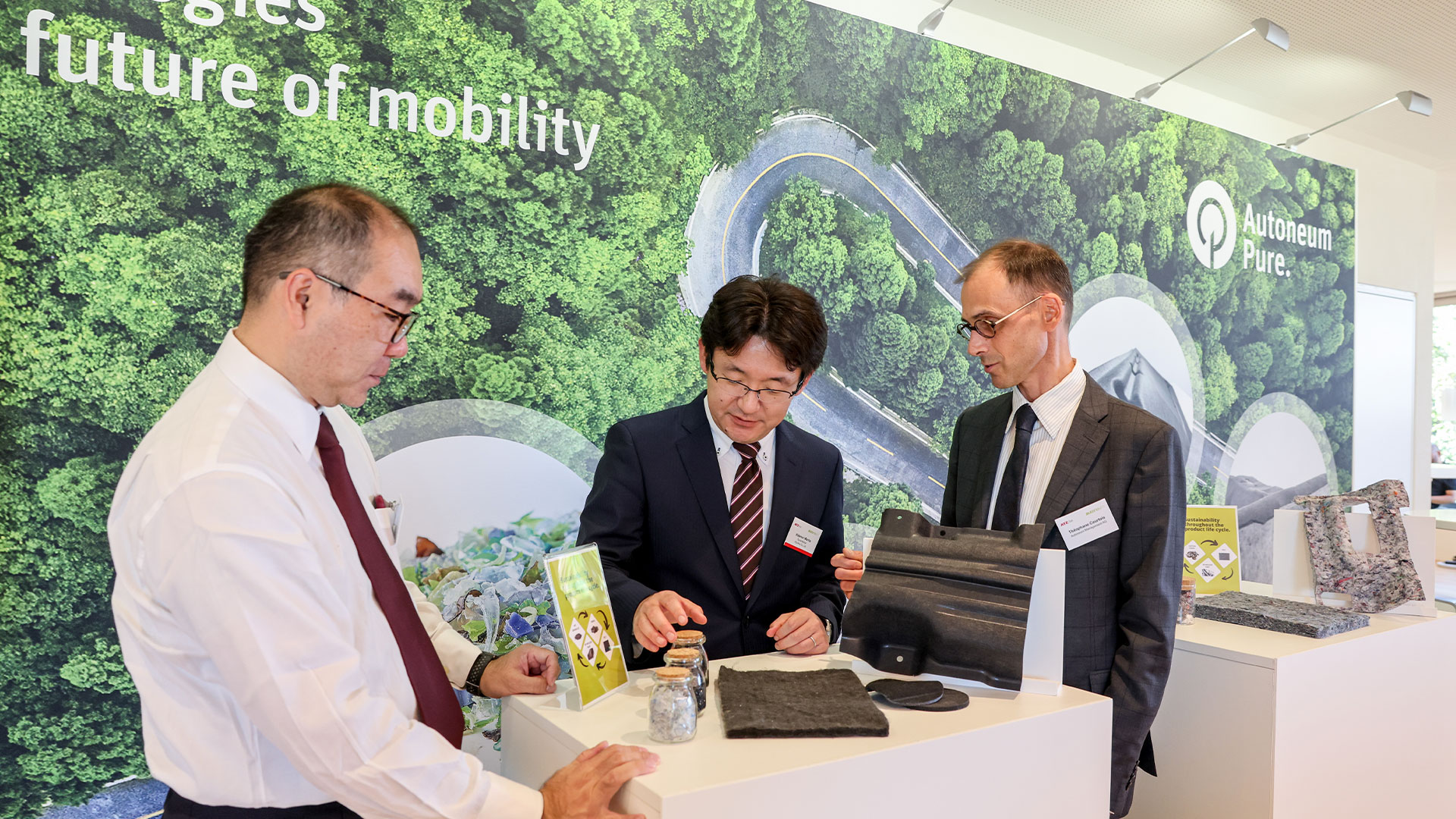 Drei Herren im Gespräch am Ausstellungsstand von Autoneum.