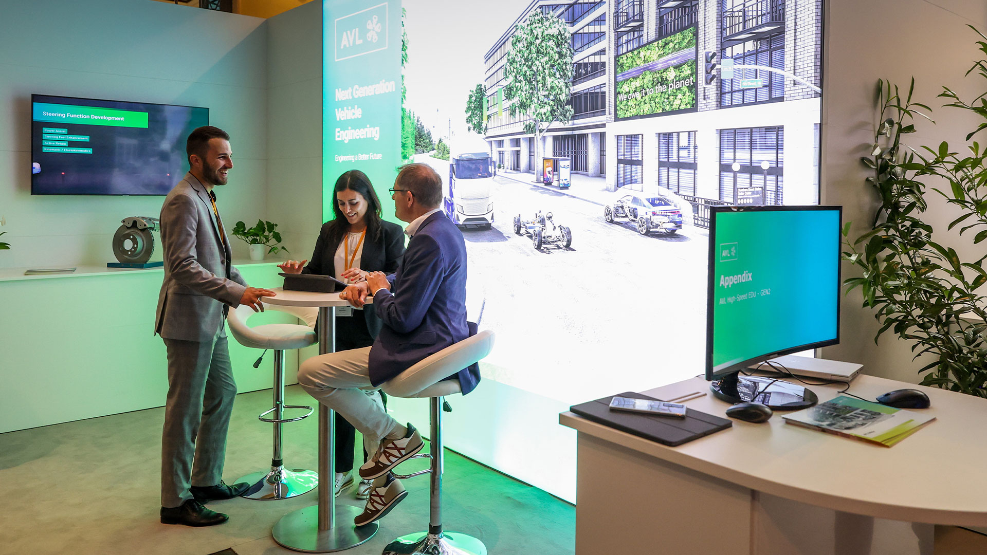 Zwei Herren und eine Dame im Gespräch am Ausstellungsstand von AVL.