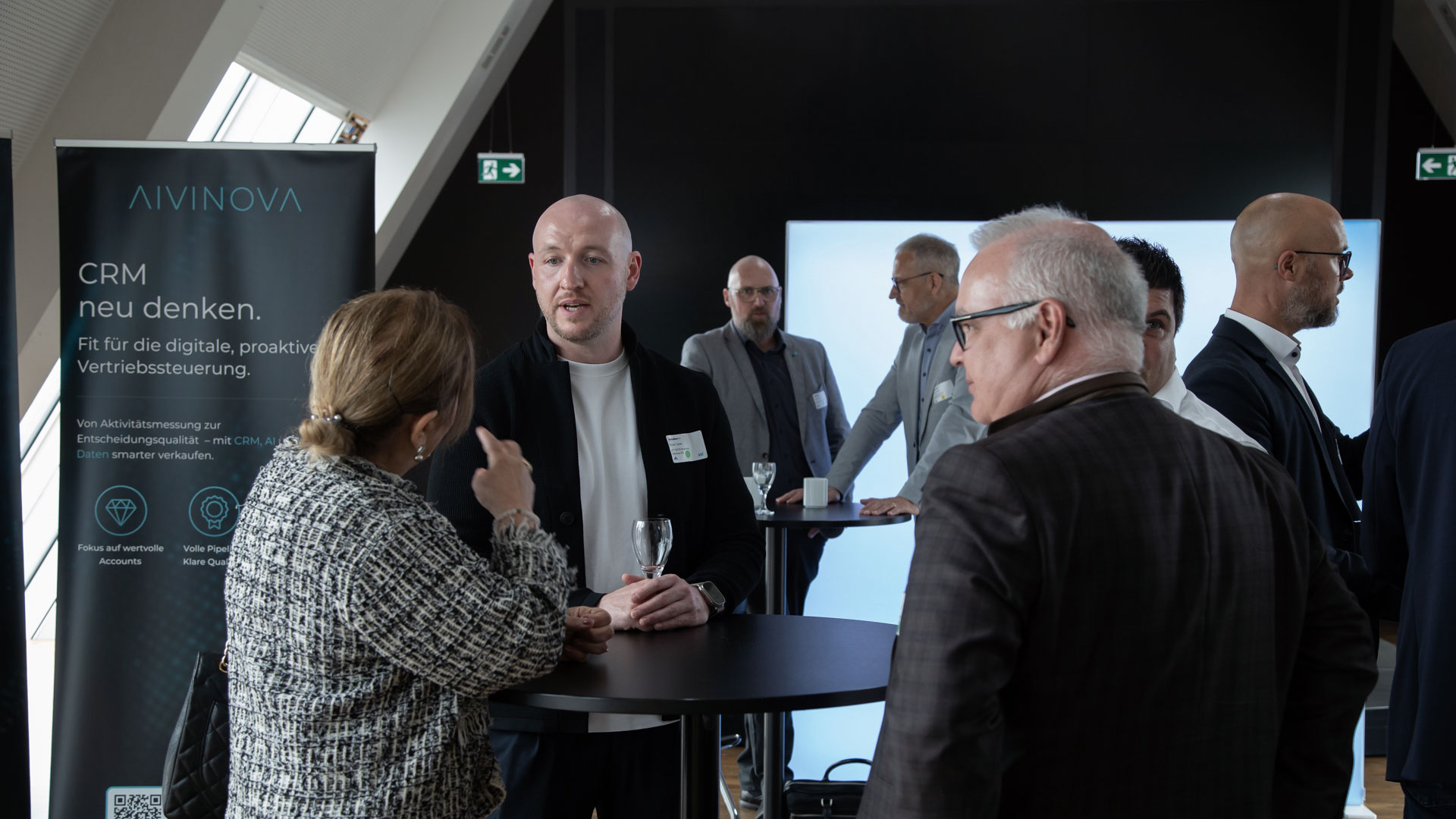 Teilnehmergruppen der Zukunftswerkstatt während der Pause in Gesprächen.